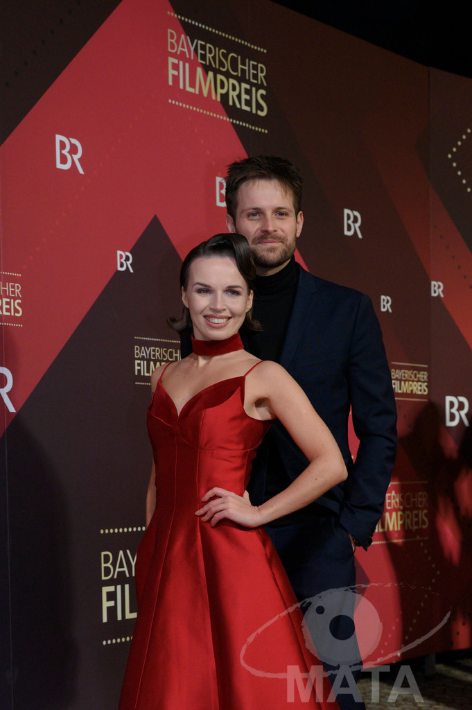 _DWI4737 | Darya Birnstiel (deutsche Schauspielerin und Model) mit ihrem Ehemann Philip Birnstiel bei der Verleihung des 47. Bayerischen Filmpreises 2026  im Prinzregententheater. München, Deutschland. Der Bayerische Filmpreis wird seit 1979 von der Bayerischen Staatsregierung verliehen, um die Bedeutung des Kinofilms als Kulturgut herauszustellen - Realisiert mit Pictrs.com