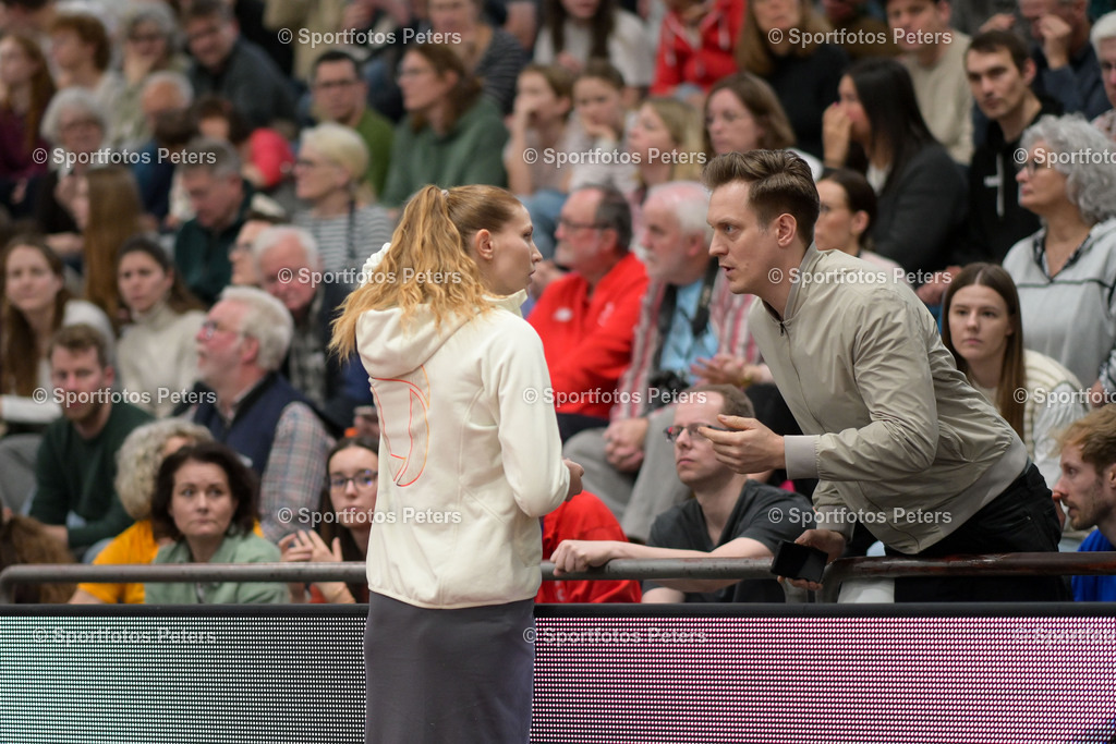 DM Halle 2026_Samstag-74 | 28.02.2026, xkaix, Leichtathletik Deutsche Meisterschaften Halle 2026,  v.l. Imke Onnen (Cologne Athletics) mit ihrem Trainer - Realisiert mit Pictrs.com