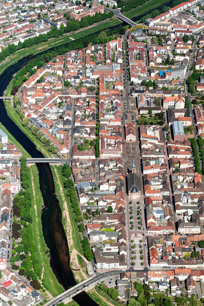 dr__0051281.jpg | RASTATT 22.04.2020 Verlauf der Straßenführung der Kaiserstraße und der Marktplatz mit dem Rathaus in Rastatt im Bundesland Baden-Württemberg, Deutschland. // Street - road guidance of Kaiserstrasse and of Marktplatz with dem Rathaus in Rastatt in the state Baden-Wuerttemberg, Germany. Foto: Daniel Reiter