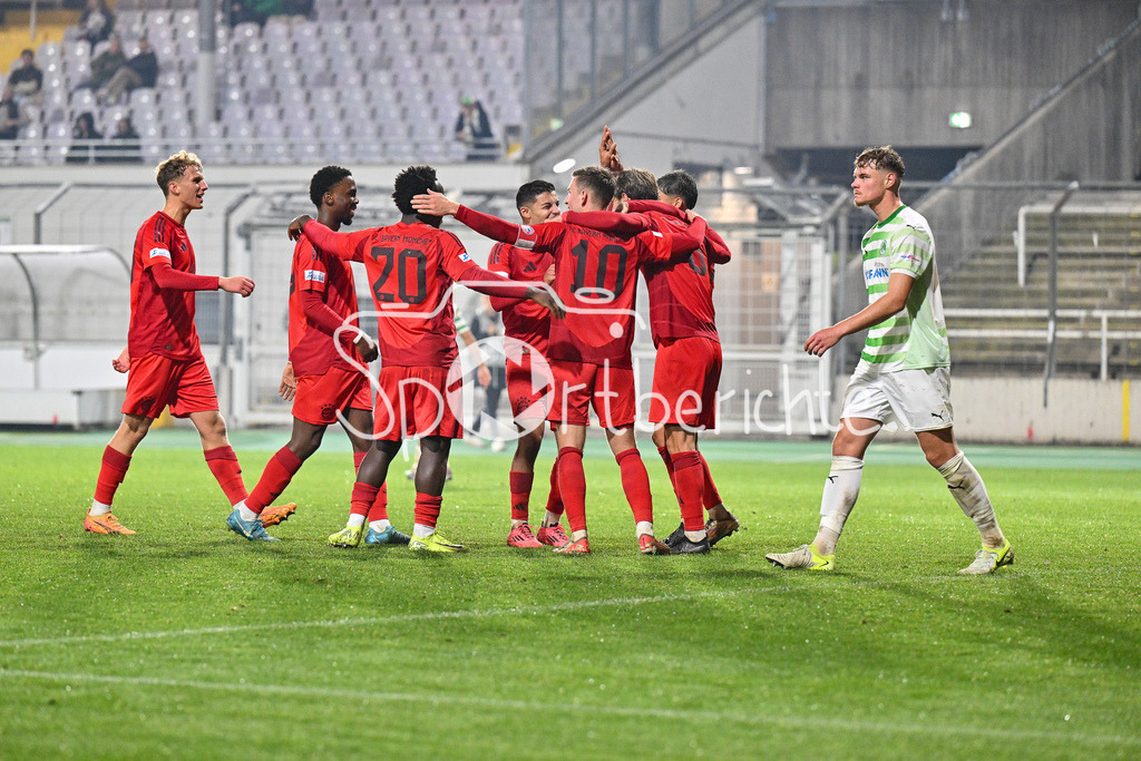 FC Bayern Amateure - SpVgg Greuther Fürth II | Jubel nach dem Treffer zum 3-0 druch Luca DENK (FC Bayern München II #6) / Freude / happy / Tor / torschuezte / Regionalliga Bayern: FC Bayern Muenchen II - SpVgg Greuther Fuerth II, Gruenwalder Stadion am am 29.10.2024