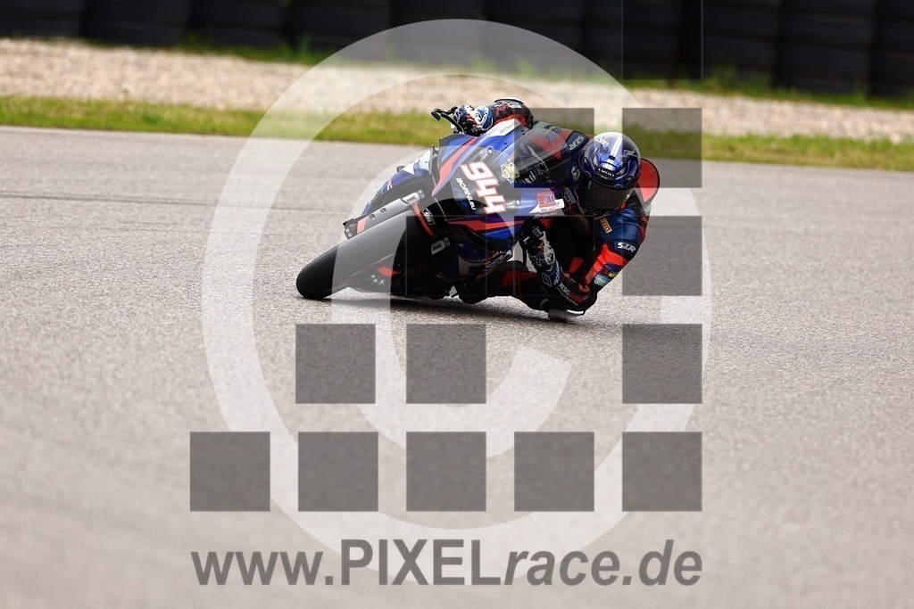 0944-20240428_00969 | Schöne Erinnerungen an spannende Momente - das festzuhalten ist unser Job. PIXELrace.de ist seit 2003 auf den Rennstrecken Europas unterwegs um die Action draußen beim Fahren und die wunderbare Stimmung imm Fahrerlager für euch einzufangen.