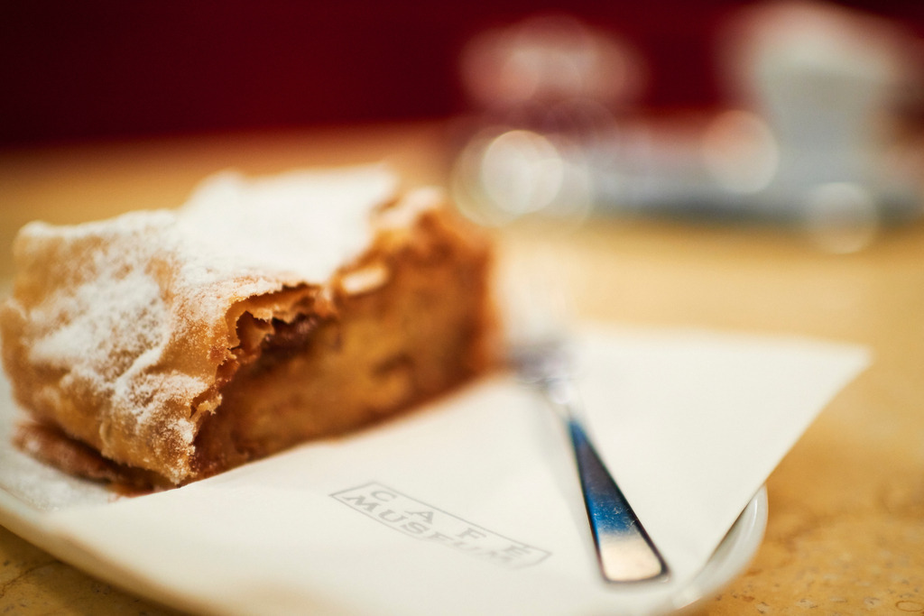 Cafe Museum | Wien, Austria - June 22, 2018: Café Museum, eine Tasse Melange und ein Apfelstrudel dem Tisch stehend. - Realisiert mit Pictrs.com