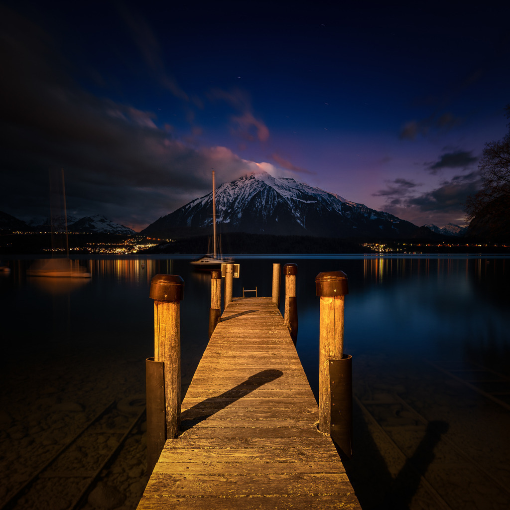 Anleger | Nachtaufnahme eines Bootstegs in Gunten mit dem Niesen in Resten von Abendbeleuchtung. 
------------------------------------------------------------
Night shot of a jetty in Gunten with the NIesen in the remains of evening lighting.
------------------------------------------------------------
Dieser Druck ist in einer limitierten Auflage von 5 Exemplaren erhältlich. 
This print is available in a limited edition of 5 copies. 
http://art.hess.photography/108-anleger.html - Realisiert mit Pictrs.com