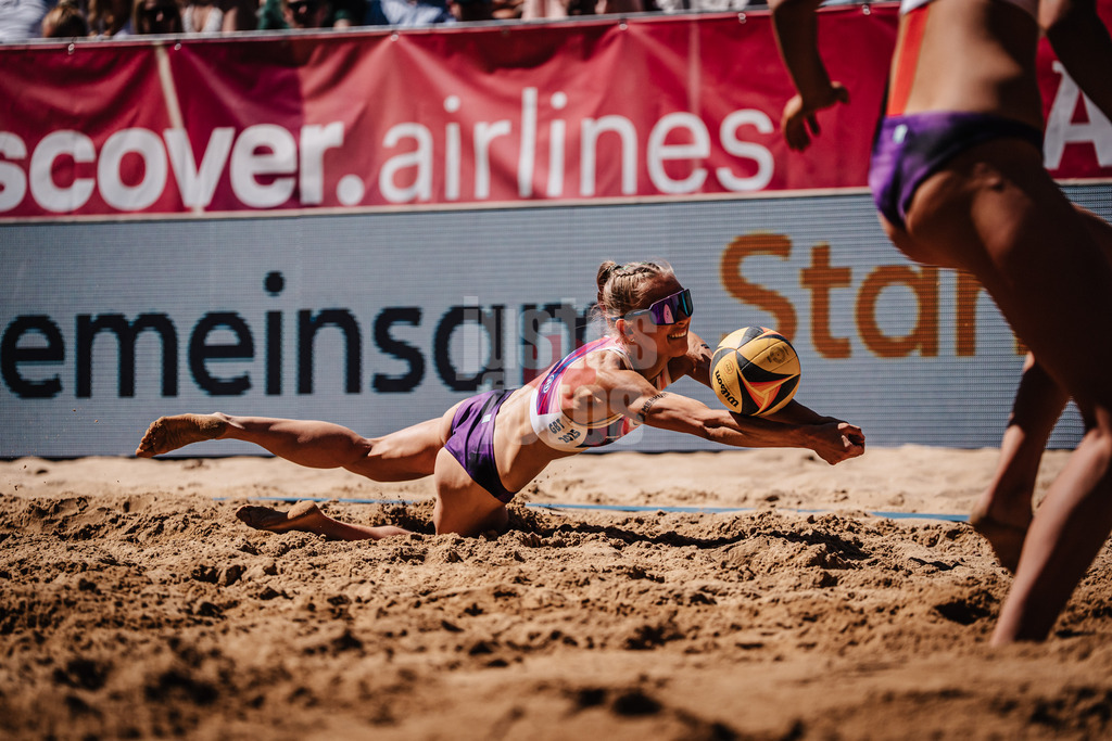 Beachvolleyball | Frauen | Allianz German Beach Tour 2025 | Tourstop Düsseldorf | 11.05.2025 | Paula Schürholz springt zum Ball
