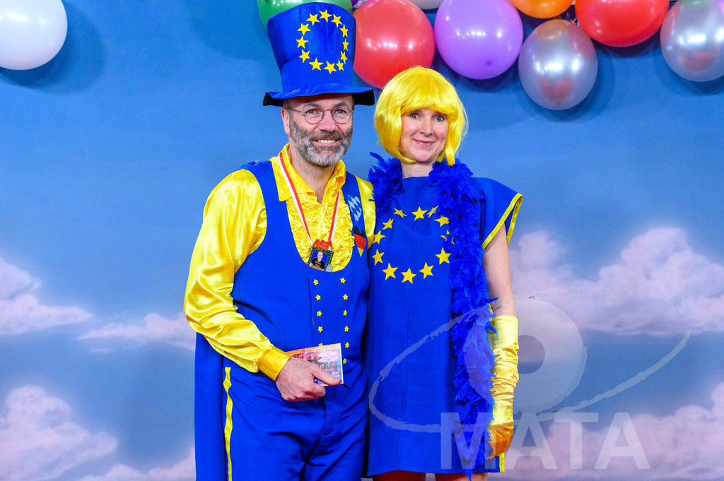 _DWA1488 | Fraktionsvorsitzende der Europaeischen Volkspartei (EVP) im Europaeischen Parlament, Manfred Weber mit seiner Gattin Andrea bei der TV-Sendung Fastnacht in Franken 2024. Veitshöchheim, 02.02.2024 Bayern Deutschland - Realisiert mit Pictrs.com