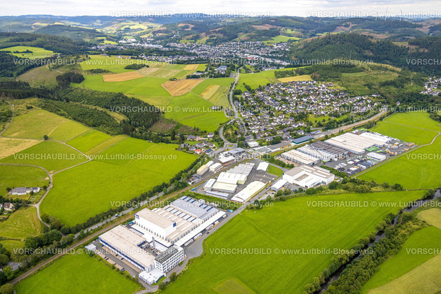 BadBerleburg240709986 | Luftbild, Gewerbegebiet Industriestraße und Ortsansicht Am Stöppelsweg, FernSicht und Waldgebiet mit Waldschäden, Berghausen, Bad Berleburg, Wittgensteiner Land, Nordrhein-Westfalen, Deutschland