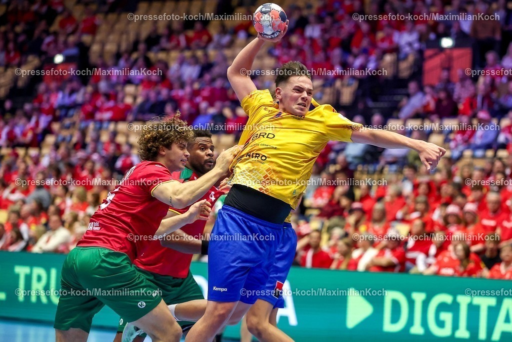 EHF16012601092 | 16.01.2026, Handball, Men's EHF EURO 2026, Portugal - Rumänien, Jyske Bank Boxen in Herning, Dänemark, Preliminary Round:  Daniel Stanciuc (Romania #44) im Zweikampf gegen   Gabriel Oliveira Cavalcanti (Portugal #95) 