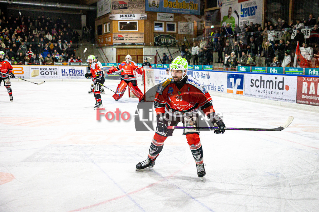 TSV Peißenberg MINERS gegen EHC Königsbrunn PINGUINE | Eishockey Bayernliga Herren Playoffs Viertelfinale 2024/25 - Spiel 4 von 7, TSV Peißenberg MINERS gegen EHC Königsbrunn PINGUINE, 20250216,Marius KLEIN (MINERS 25) in Aktion, Zuschauer im Hintergrund,2025-02-16 in Peißenberg (Eisstadion Peißenberg)Marius KLEIN (MINERS 25)Copyright: WolfgangxLindner foto-lindner.de