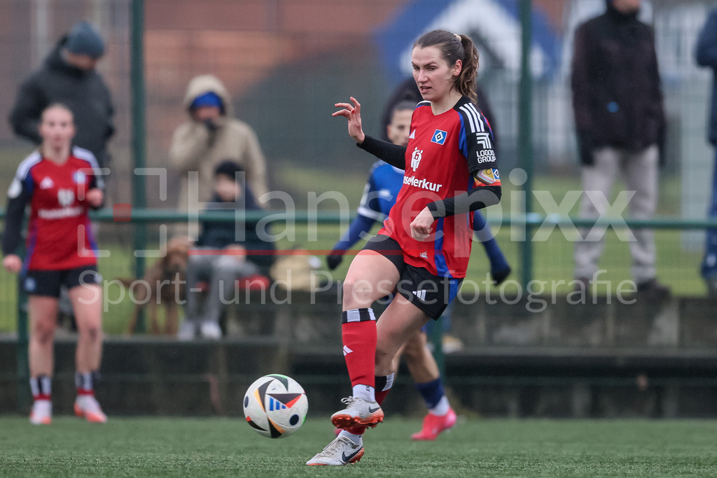 Fussball, Testspiel Frauen, Hamburger SV - 1. FFC Turbine Potsdam | v.li.: Pauline Machtens (Hamburger SV, 28) am Ball, Einzelbild, Ganzkörper, Aktion, Action, Spielszene