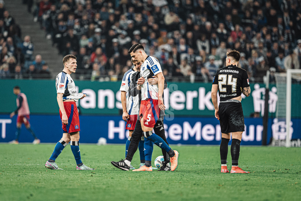 Fußball | Männer | Saison 2024/2025 | 2. Fußball-Bundesliga | 27. Spieltag | Hamburger SV vs. SV 07 Elversberg | 28.03.2025 | Dennis Hadzikadunic (#5, HSV) muss verletzt vom Platz, verdacht auf Schulter