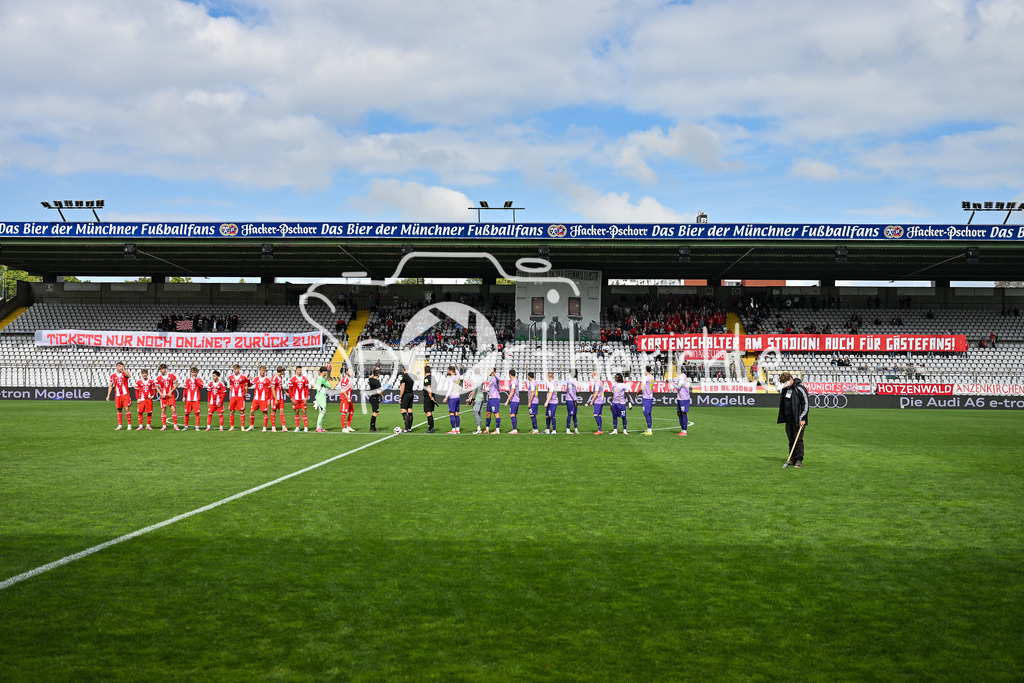 FC Bayern Amateure - FC Würzburger Kickers | Die Fans der Bayern Amateure haben eine Choreo vorbereitet zu Spielbeginn / Regionalliga Bayern: FC Bayern Amateure - FC Würzburger Kickers; Grünwalder Stadion am 27.09.2025