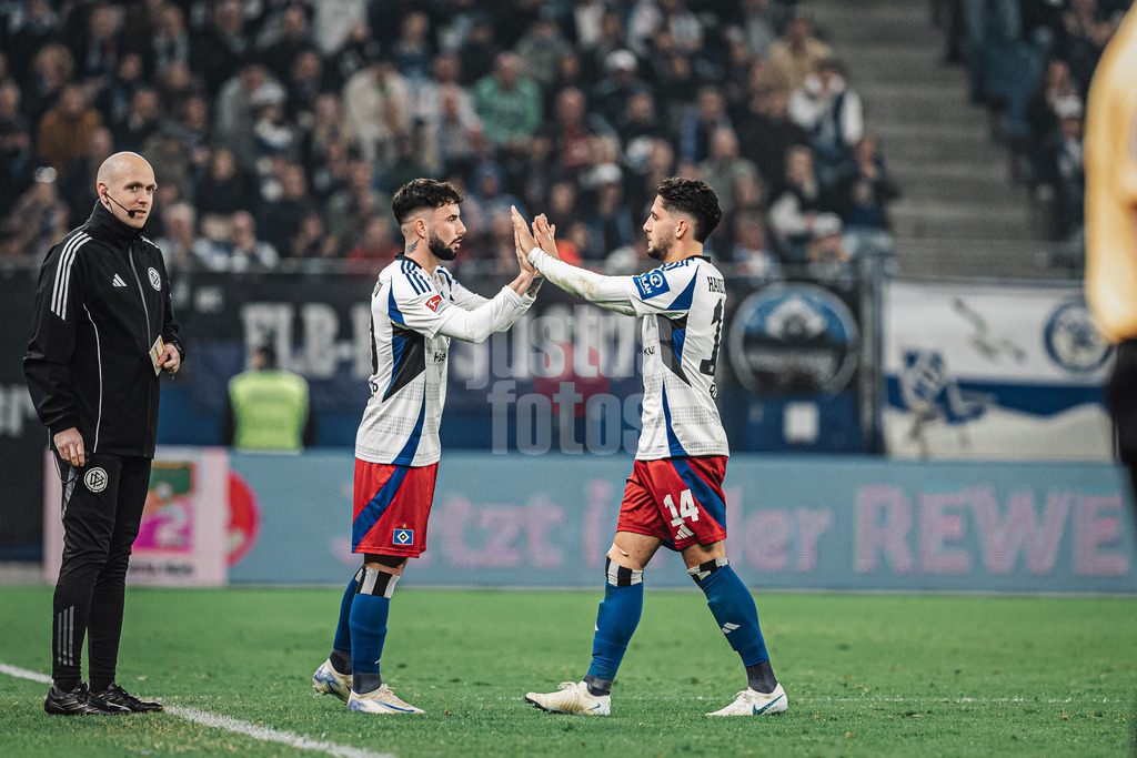 Fußball | Männer | Saison 2024/2025 | 2. Fußball-Bundesliga | 27. Spieltag | Hamburger SV vs. SV 07 Elversberg | 28.03.2025 | v.l. Marco Richter (#20, HSV) wird eingewechselt für Ludovit Reis (#14, HSV)