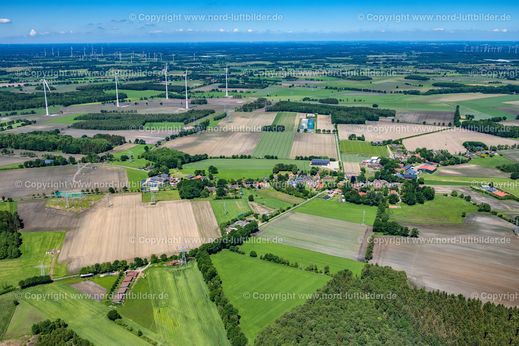 Wohlerst_ELS_6801030622 | WOHLERST 03.06.2022 Landwirtschaftliche Nutzflächen und Feldgrenzen umsäumen das Siedlungsgebiet des Dorfes in Wohlerst im Bundesland Niedersachsen, Deutschland. // Agricultural land and field boundaries surround the settlement area of the village in Wohlerst in the state Lower Saxony, Germany. Foto: Martin Elsen