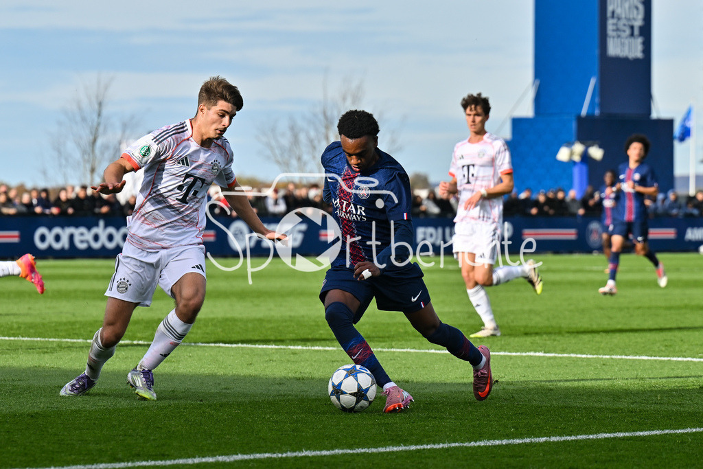 Paris Saint Germain U19 - FC Bayern München U19 | PARIS, FRANKREICH - 4. NOVEMBER: im Duell Raphael PAVLIC (FC Bayern München U19 5) und Elijah LY (PSG U19 29) beim Ligaspiel zwischen der U19 von Paris Saint Germain und der U19 des FC Bayern München am 4. Spieltag der UEFA Youth League am PSG Campus am 04.11.2025