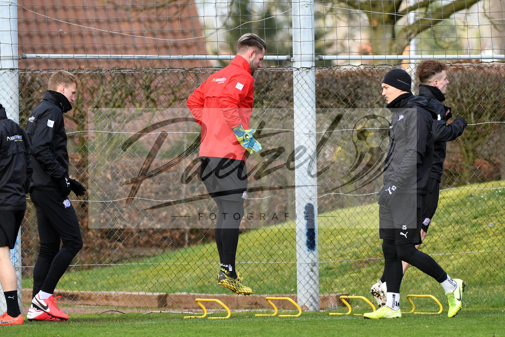 20200225_TRAOSN_0012 | Fussball, Herren: Torhueter Philipp Kuehn (VfL Osnabrueck) waermt sich auf waehrend der Trainingseinheit des VfL Osnabrueck im Sportpark Illoshoehe am 25.02.2020 in Osnabrueck, Deutschland. - Realisiert mit Pictrs.com