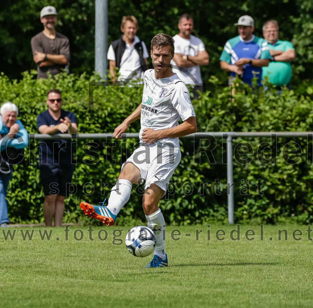 2023-07-30_049_FC_Lengdorf_gegen_SpVgg_Altenerding | Lengdorf, Deutschland, 30.07.2023:
Fußball, Kreisliga 2023 / 2024, 1. Spieltag, FC Lengdorf gegen SpVgg Altenerding, Endergebnis: 1:1

Maximilian Supe (SpVgg Altenerding, #4)

Foto: Christian Riedel / fotografie-riedel.net