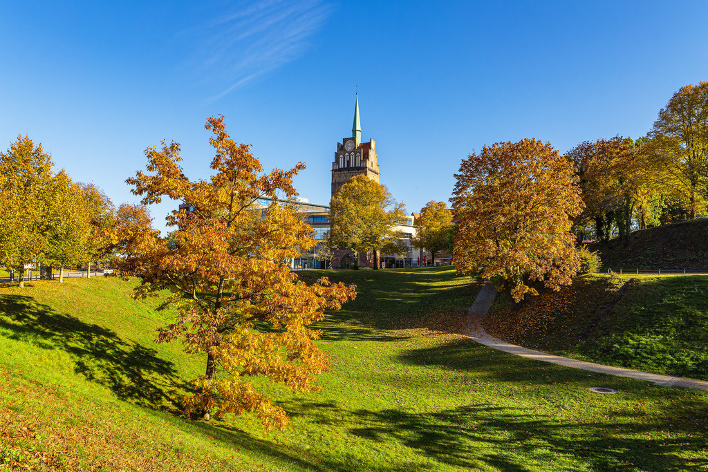 Blick auf das Kröpeliner Tor in der Hansestadt Rostock im Herbst | Blick auf das Kröpeliner Tor in der Hansestadt Rostock im Herbst.