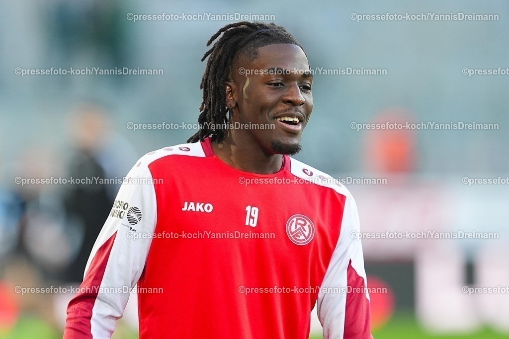 xYDRx02112502048 | 02.11.2025, xydrx, Fußball, 3.Liga, Rot-Weiss Essen - 1.FC Schweinfurt 05, Saison 2025 2026, Stadion an der Hafenstraße: Franci Clarck Bouebari Kitsamoutsele (Rot-Weiss Essen #19)   DFB regulations prohibit any use of photographs as image sequences and or quasi-video.