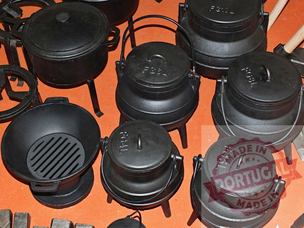 Cast iron dutch oven pots and cauldrons | Collection of black cast iron cooking pots and cauldrons with lids and tripods - Realisiert mit Pictrs.com