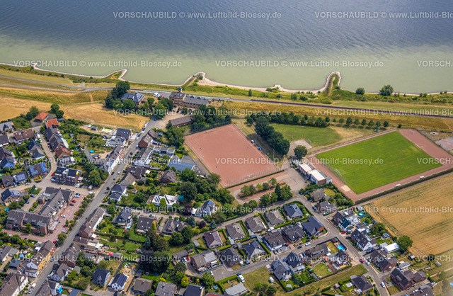 Wesel220703236 | Luftbild, Wohnsiedlung Rheinallee, Hotel-Restaurant Wacht am Rhein, Sportplatz Wesel Büderich, Naturschutzgebiet Rheinaue zwischen Büderich und Perrich, Büderich, Wesel, Niederrhein, Nordrhein-Westfalen, Deutschland
