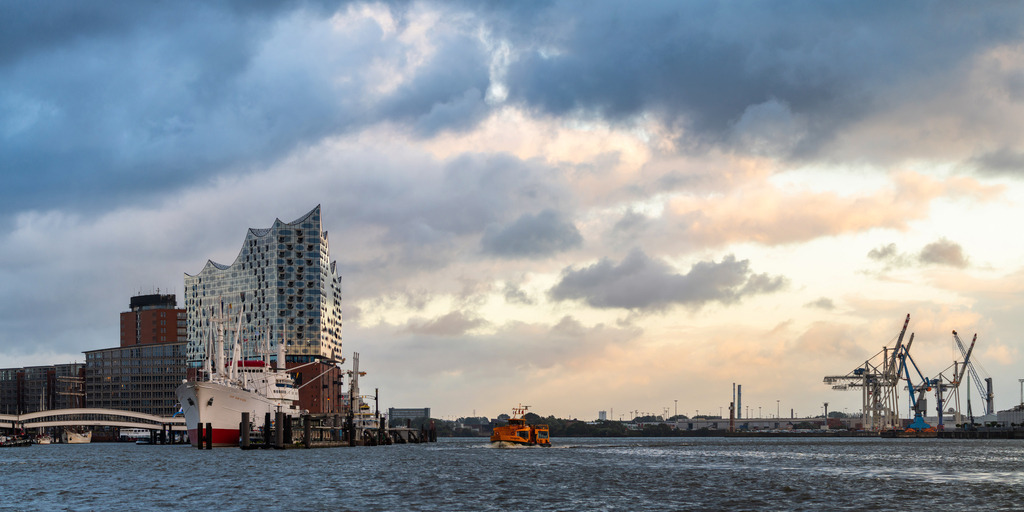10231109 - Elbphilharmonie und Hafen | Blick auf die Elbphilharmonie und den Hafen mit einer ungewöhnlichen Lichtstimmung.