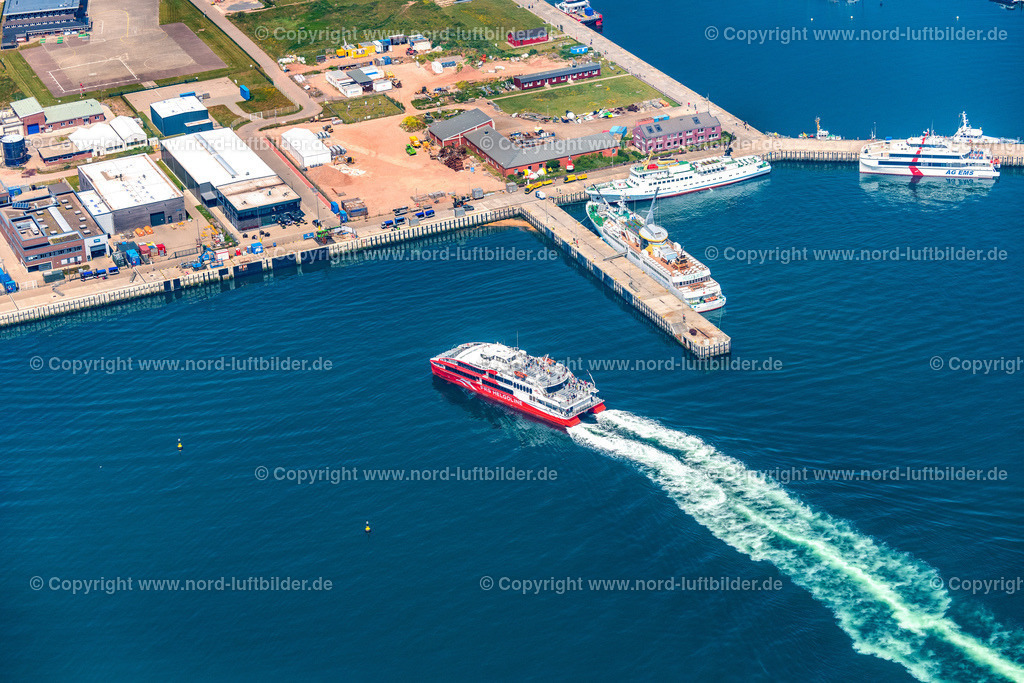 Helgoland_Halunderjet_ELS_2013250622 | HELGOLAND 25.06.2022 Fahrt des Fähr- Schiffes FRS Halunderjet über die Nordsee vor Helgoland im Bundesland Schleswig Holstein. // Journey of the ferry ship FRS Halunderjet over the North Sea off Heligoland in the state of Schleswig Holstein. Foto: Martin Elsen