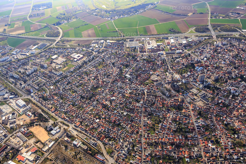 Luftbild: Innenstadtansicht von Nordwesten in Viernheim im Bundesland Hessen in Deutschland. Foto: IMG_077031.jpg vom 12.04.2015 durch Werner Riehm/FLY-FOTO.de