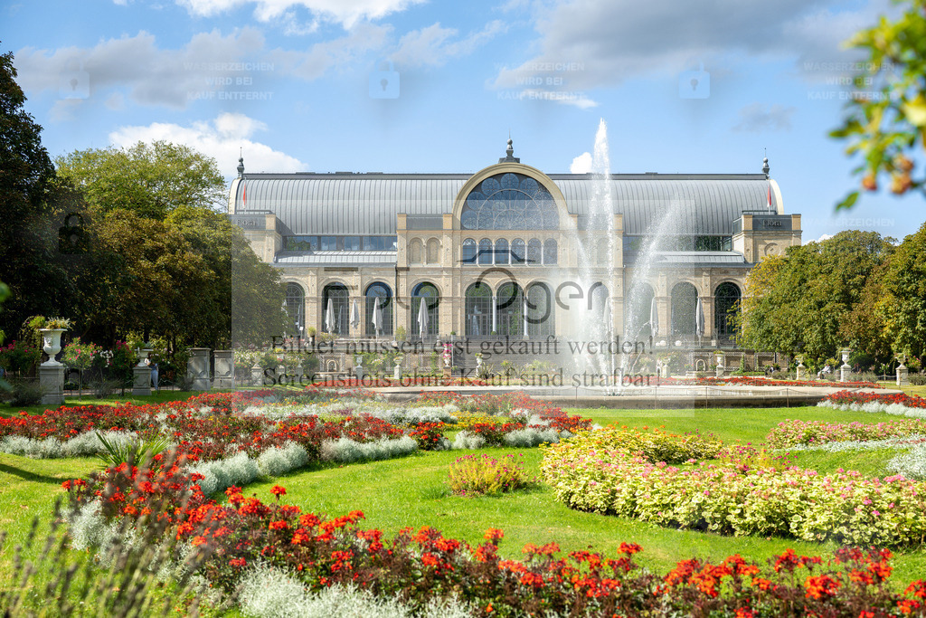 Botanischer Garten Köln – Blütenpracht vor historischer Architektur | Ein Blick auf die prachtvolle Flora Köln:Der historische Glaspalast erhebt sich majestätisch hinter einem Meer aus Blumen und dem spielenden Wasser eines Springbrunnens.Dieses Bild vereint architektonische Eleganz mit der farbenfrohen Leichtigkeit eines Sommertages – ein Ausdruck urbaner Harmonie und botanischer Schönheit. - Realisiert mit Pictrs.com