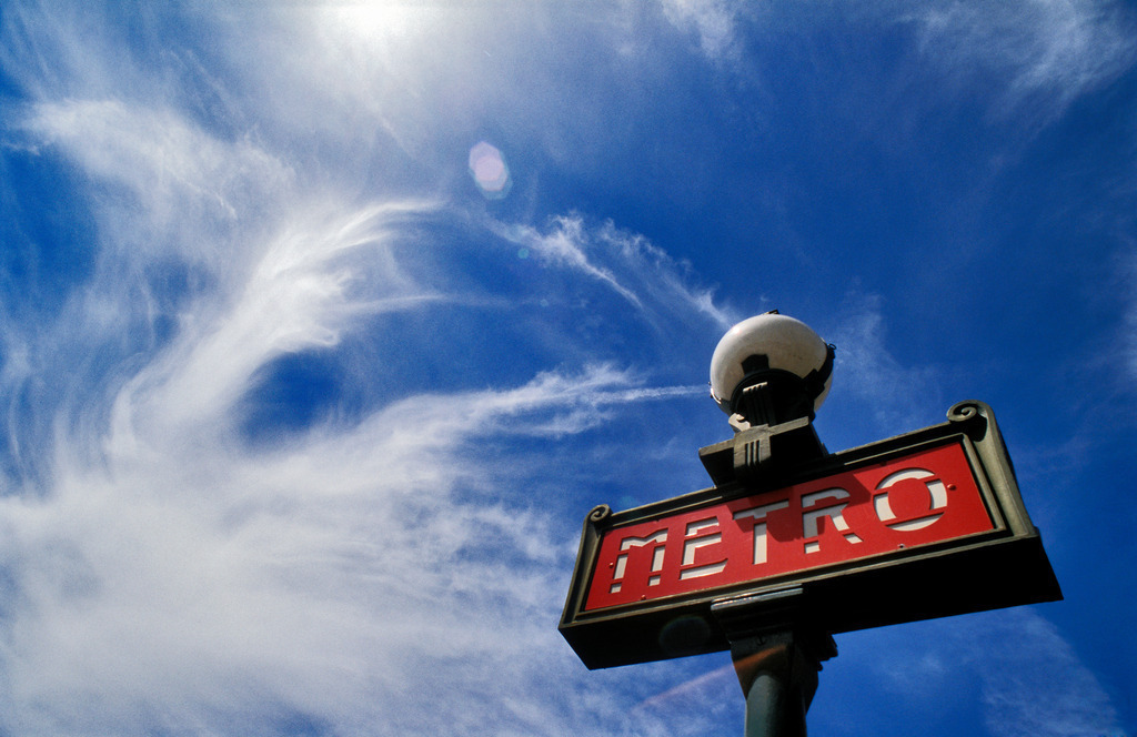 Hinweistafel Metrostation | Paris, Frankreich - July 13, 2008: Hinweistafel Metrostation. - Realisiert mit Pictrs.com