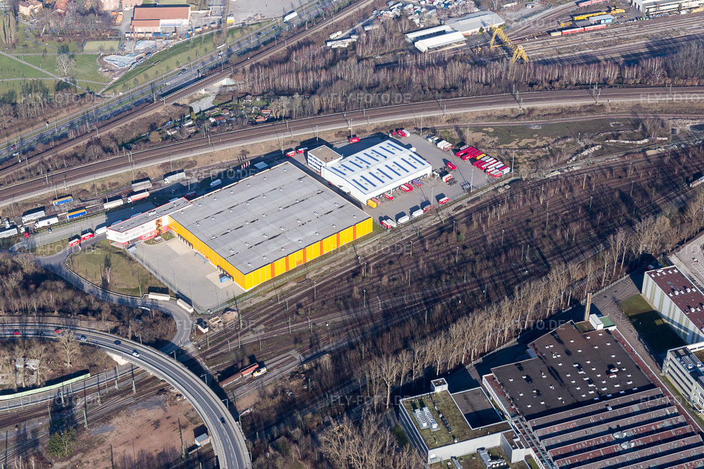 Luftbild: Lagerhallen und Speditionsgebäude der Emons Spedition GmbH und des DM Logistikzentrum am Güterbahnhof im Ortsteil Oststadt in Karlsruhe im Bundesland Baden-Württemberg in Deutschland. Foto: IMG_085264.jpg vom 19.12.2015 durch Werner Riehm/FLY-FOTO.de