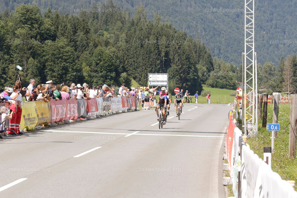 1044_20230817_Bewerb_Maenner_Muehlanger | AUT - OESTERREICH, 2023-08-16: SPORT RENNRAD-FAHREN - 55. INTERNATIONALER RADWELTPOKAL IN ST. JOHANN IN TIROL  - Vintage-Radrennen mit WM-Bronze-Medaillen-Siegerin Christina Schweinberger, den Teilnehmer und Alexander Baumann (vom Orginastions-Team) - TAG 2 BEWERB MAENNER IN SECHS GRUPPEN  ; Foto: Roland Muehlanger