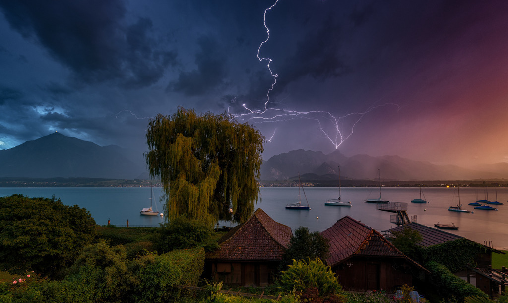 Blitz am Stockhorn | Ich habe einen Zeitrafferfilm mit mehreren hundert Fotos von diesem Gewitter und den wechselnden Lichtspielen gemacht (https://www.hess.photography/Action/Timelapse/i-JbbFVSG/A) und eine der Fotos war diese mit dem Blitz, der gerade ins Stockhorn einzuschlagen scheint. 
-----------------------------------------------
With one of my photos for the timelapse https://www.hess.photography/Action/Timelapse/i-JbbFVSG/A I got this nice lightning - which seems having struck the top of Stockhorn
-----------------------------------------------
Dieser Druck ist in einer limitierten Auflage von 5 Exemplaren erhältlich. 
This print is available in a limited edition of 5 copies. 
http://art.hess.photography/46-blitz-am-stockhorn.html - Realisiert mit Pictrs.com