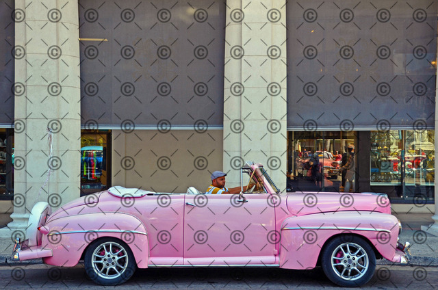 RGE_9302 | Amerikanischer Oldtimer restauriert als Taxi, wartet in Havanna auf Touristen.  Fotograf: Ralf Gebhardt - Realisiert mit Pictrs.com