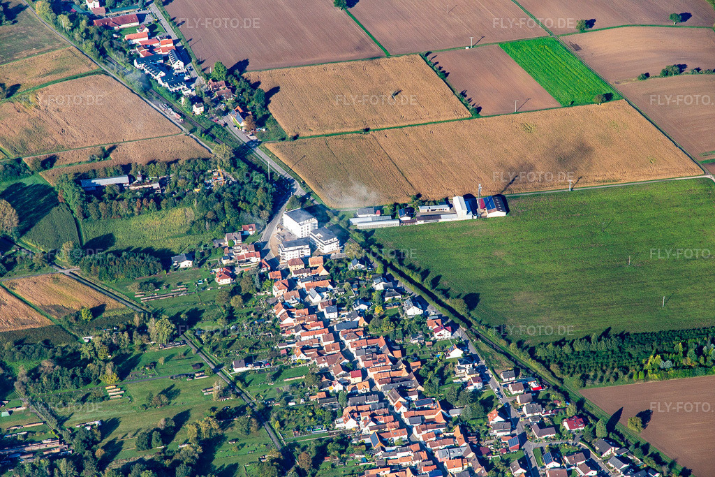 Luftbild: Bahnübergang im Westen im Ortsteil Schaidt in Wörth im Bundesland Rheinland-Pfalz in Deutschland. Foto: IMG_143470.jpg vom 29.09.2024 durch Werner Riehm/FLY-FOTO.de
