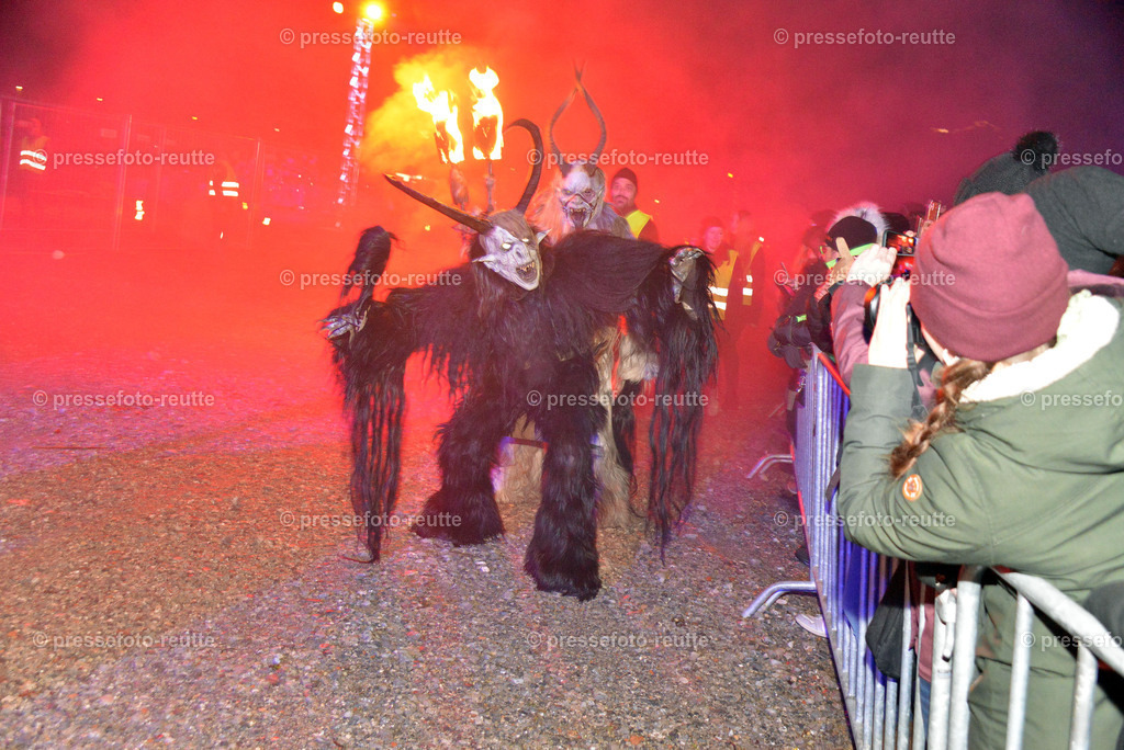 news-2022-Dez03-Krampusumzug-Reutte-WTV_5634 | Info aus dem Bezirk Reutte/Ausserfern Tirol sowie eine umfangreiche Bilddatenbank über die gesamte Region: Lechtal, Talkessel Reutte, Tannheimertal, Zwischentoren. Lech, Plansee, Zugspitze, Grenztunnel, B179, Fernpassstraße, Verkehr, Lawinen, Tradition, - Realisiert mit Pictrs.com