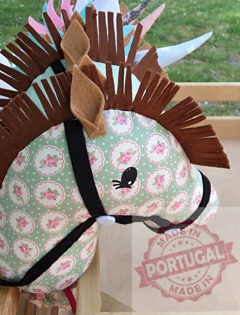 Hobby horse head with floral fabric pattern | Stuffed toy hobby horse head featuring a green floral fabric and felt mane - Realized with Pictrs.com