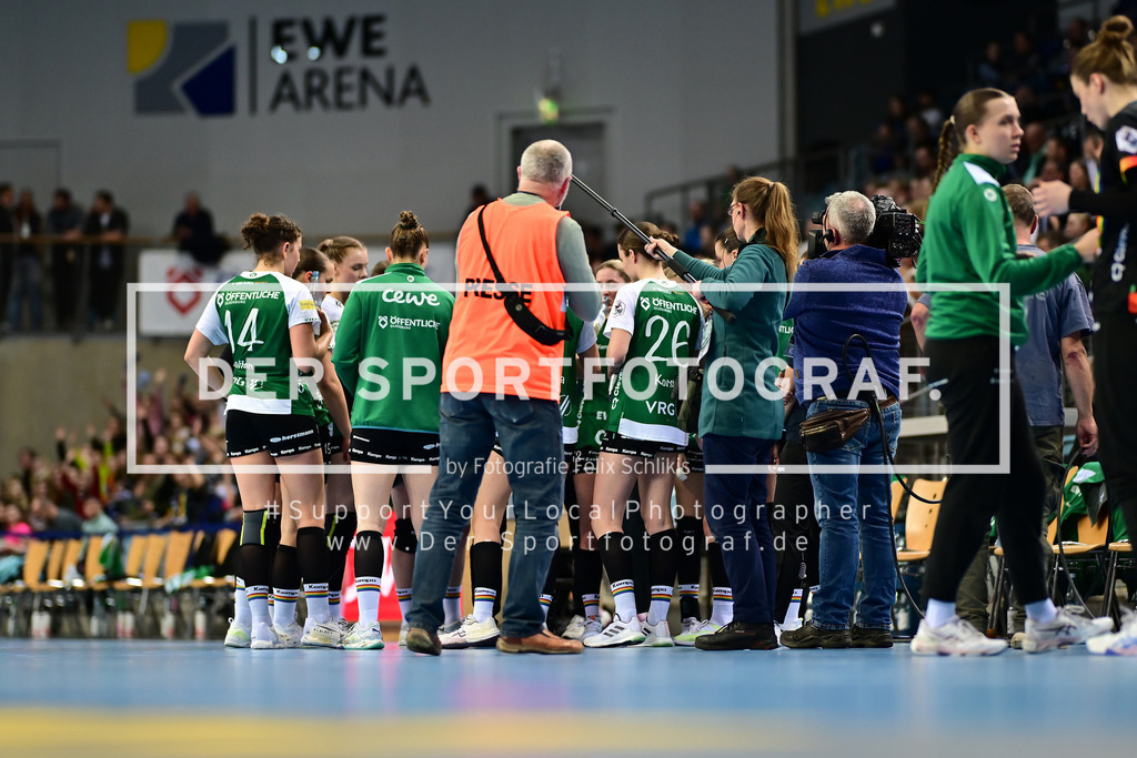 Handball I Frauen I Saison 2024-2025 I 1. HBF I 12. Spieltag I VfL Oldenburg - TuS Metzingen I 054928 | VfL Oldenburg Frauen zusammen - Realisiert mit Pictrs.com