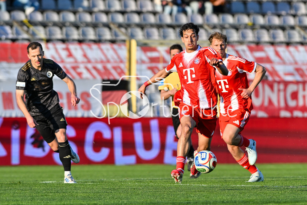 FC Bayern Amateure - SpVgg Ansbach | MUNICH, GERMANY - 17. APRIL: am Ball Mudaser SADAT (FC Bayern München II 7) während dem Match zwischen den Amateuren des FC Bayern München und der SpVgg Ansbach am 29. Spieltag der Regionalliga Bayern im Grünwalder Stadion