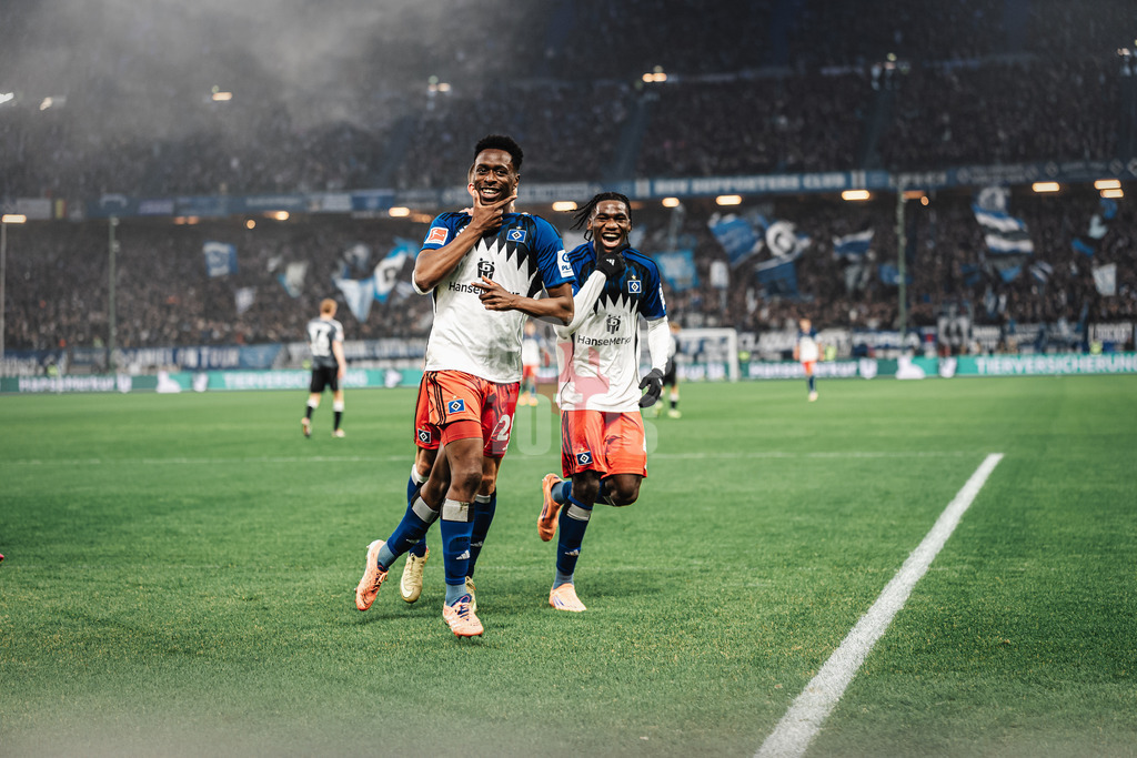 Fußball | Männer | Saison 2025/2026 | 1. Fußball-Bundesliga | 15. Spieltag | Hamburger SV vs. Eintracht Frankfurt | 20.12.2025 | Jubel v.l. Torschütze Albert Sambi Sambi Lokonga (#6, HSV), Miro Muheim (#28, HSV) und Fabio Balde (#45, HSV)