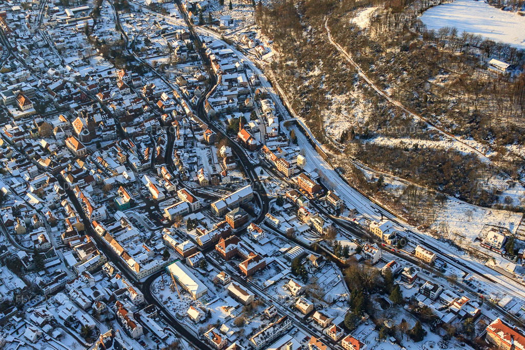 Luftbild: Bahnhof und Saarlandstraße im Winter bei Schnee in Annweiler am Trifels im Bundesland Rheinland-Pfalz in Deutschland. Foto: IMG_36394.jpg vom 03.01.2011 durch Werner Riehm/FLY-FOTO.deAuflösung des Originals: 4574 x 3049 px