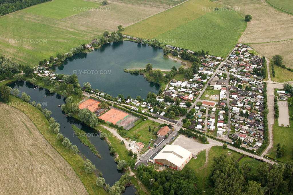 Aerial view: Caravans and tents - campsite - and tent site Camping Les Peupliers by the lake in the district of Beinheim in Seltz in the state Bas-Rhin, France. – Photo: IMG_28777.jpg taken on 06/14/2010 by Werner Riehm/FLY-FOTO.com – Resolution of the original: 4752 x 3168 px
