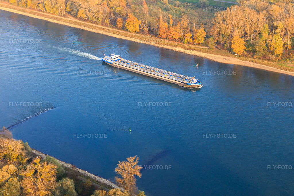 Luftbild: Tankschiff auf dem Rhein im Ortsteil Rußheim in Dettenheim im Bundesland Baden-Württemberg in Deutschland. Foto: IMG_104488.jpg vom 03.11.2017 durch Werner Riehm/FLY-FOTO.de