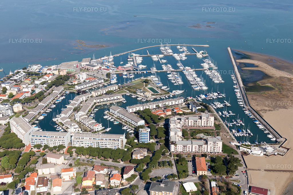 Vue aérienne: Vue de la ville à Lignano Sabbiadoro dans le département Udine, Italie. Photo: IMG_098036.jpg prise le 03/04/2017 par Werner Riehm/FLY-FOTO.eu – Résolution de l'original: 5472 x 3648 px