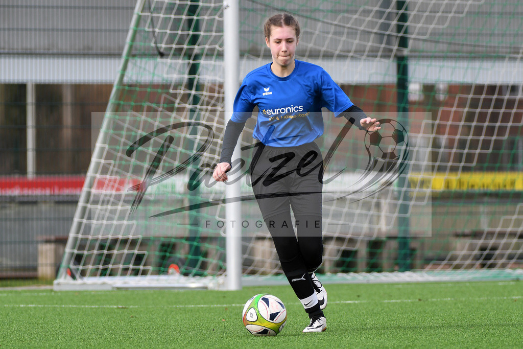 LENGRE20200229_0036 | Fussball, C-Juniorinnen:   bei dem Testspiel zwischen SC Preussen Lengerich und TSG 07 Burg Gretesch im Windmoeller &amp; Hoelscher Stadion am 29.02.2020 in Lengerich, Deutschland. - Realisiert mit Pictrs.com