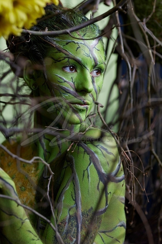 Bodypainting-BLUMENBÄLLE_31 | #012 | Modell: Irie Kaya | Foto: Markus Hermann - Realisiert mit Pictrs.com