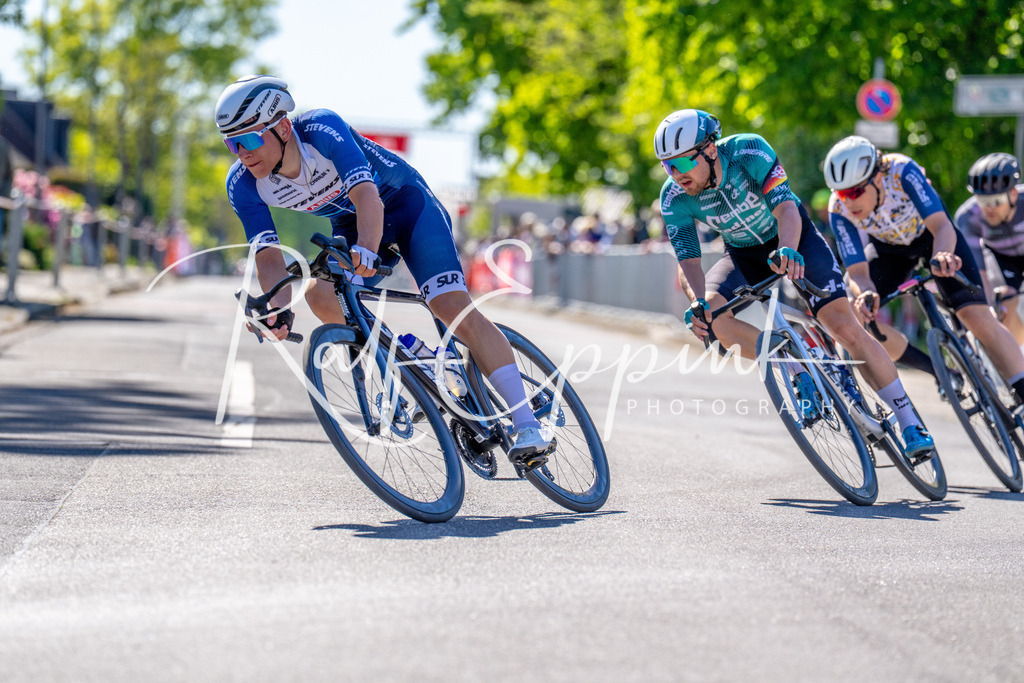 Spurt in den Mai 2026 - Großer Preis der Sparkasse Neuss | Annual one-day road cycling race "Großer Preis der Sparkasse Neuss" held in Büttgen, Germany, organized by VfR Büttgen 1912 e.V. The event features multiple races across all age categories from U11 youth to Elite men. - Realisiert mit Pictrs.com
