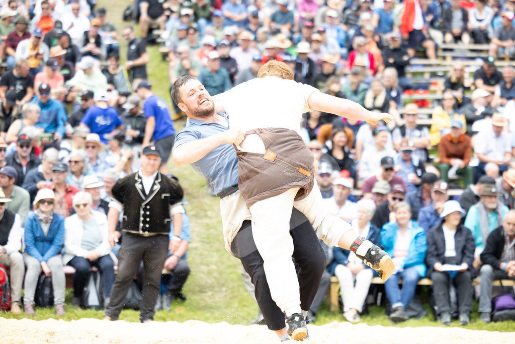 Rigi2025_1882 | Die Schwinger des Schwyzer Kantonalen Schwingerverbandes: Fotos, die Dynamik und Leidenschaft festhalten, sowie emotionale Momente aus dem traditionellen Schwingsport zeigen. - Realisiert mit Pictrs.com