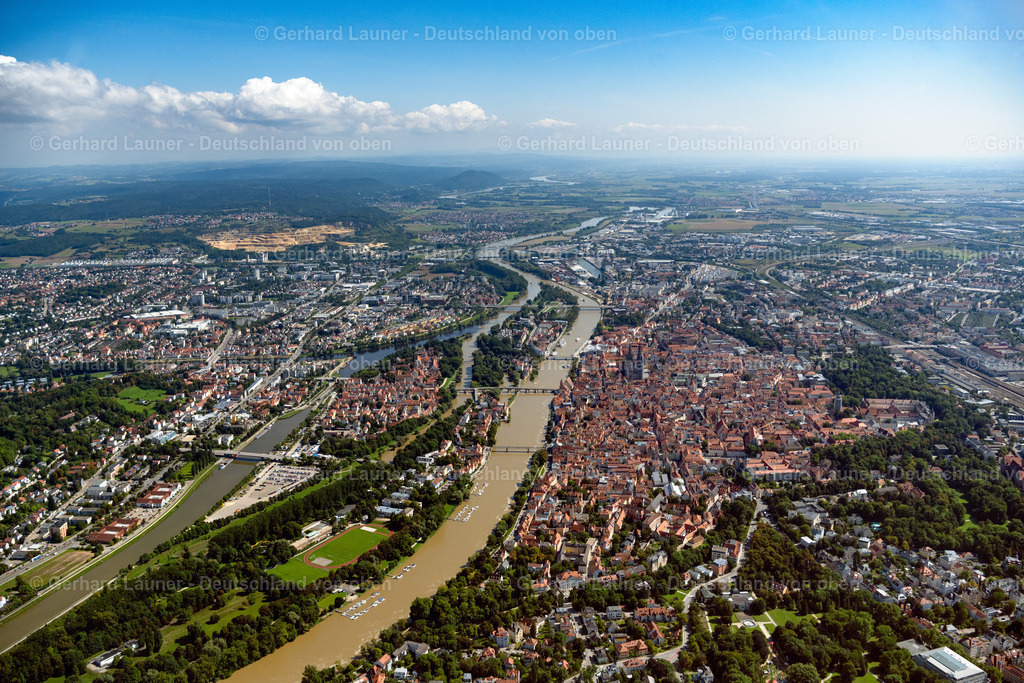 4050764 | REGENSBURG 02.09.2021 Stadtansicht am Ufer des Flußverlaufes der Donau in Regensburg im Bundesland Bayern, Deutschland. // City view on the river bank of the river Danube in Regensburg in the state Bavaria, Germany. Foto: Gerhard Launer