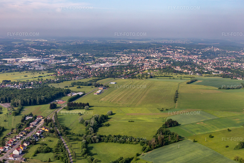 Aerial view: Sarreguemines - Neunkirch, airfield in Frauenberg in the state Moselle, France.Photo: IMG_107296.jpg taken on 05/19/2018 by Werner Riehm/FLY-FOTO.comResolution of the original: 5128 x 3419 px