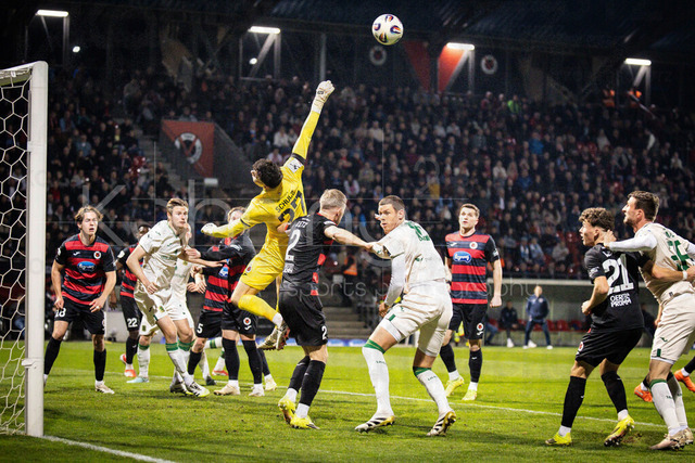 3. Liga: FC Viktoria Köln - TSV 1860 München, 06.03.2026 | Torhüter Arne Schulz (Viktoria Köln, 27) wehrt einen Eckball ab ; Köln, 06.03.2026 - 28. Spieltag der 3. Fußball-Liga: FC Viktoria Köln - TSV 1860 München im Sportpark Höhenberg in Köln.Die DFL-Bestimmungen verbieten die Verwendung von Fotografien als Bildsequenzen und / oder Quasi-Videos.